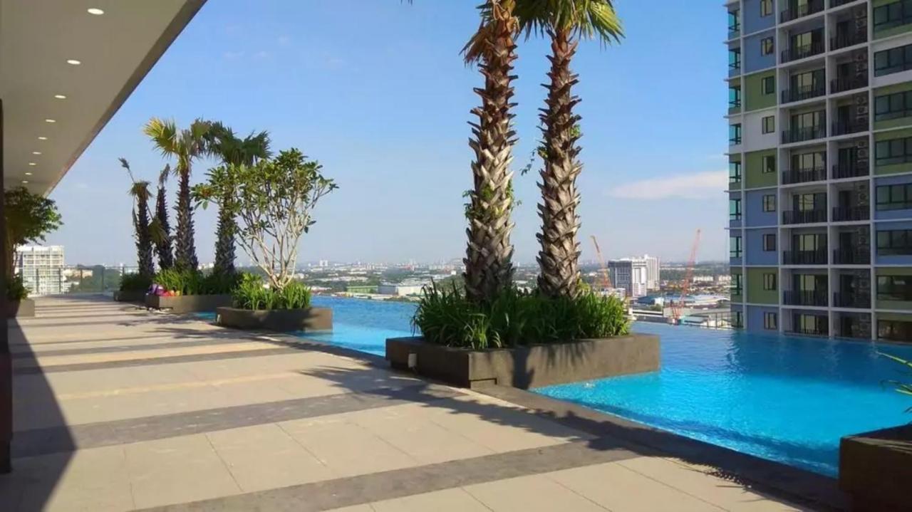 שאה אלאם Sinar Rasa Homestay At I-Soho, I-City מראה חיצוני תמונה Infinity pool at the 33rd floor of The Panorama