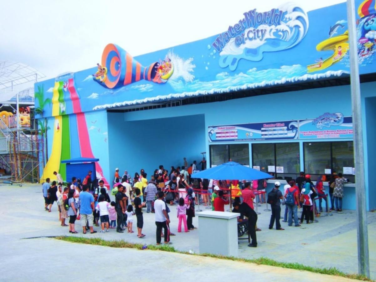 שאה אלאם Sinar Rasa Homestay At I-Soho, I-City מראה חיצוני תמונה Splash Island Waterpark