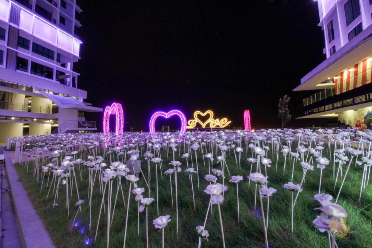 שאה אלאם Sinar Rasa Homestay At I-Soho, I-City מראה חיצוני תמונה The field of roses at the park